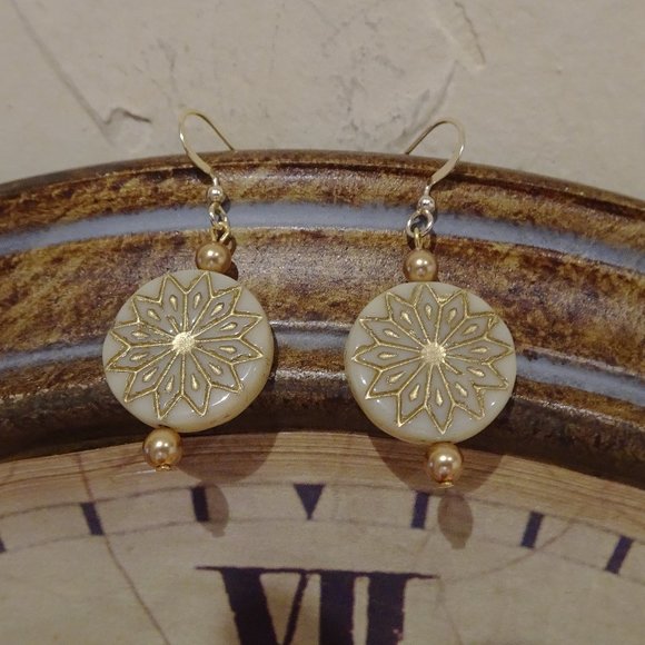 Earrings handmade with Czech coin beads in starburst design with gold & wheat - Picture 6 of 9